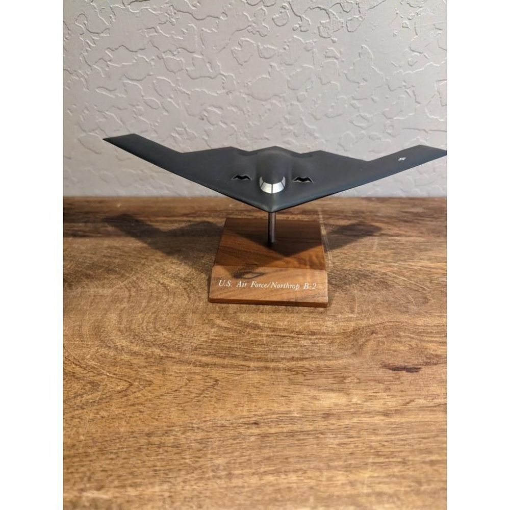 Northrop B-2 Stealth Bomber Display Desktop‎ Model